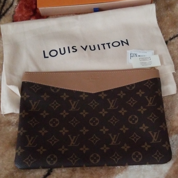 Louis Vuitton Handbags - Louis Vuitton daily pouch MNG sesame